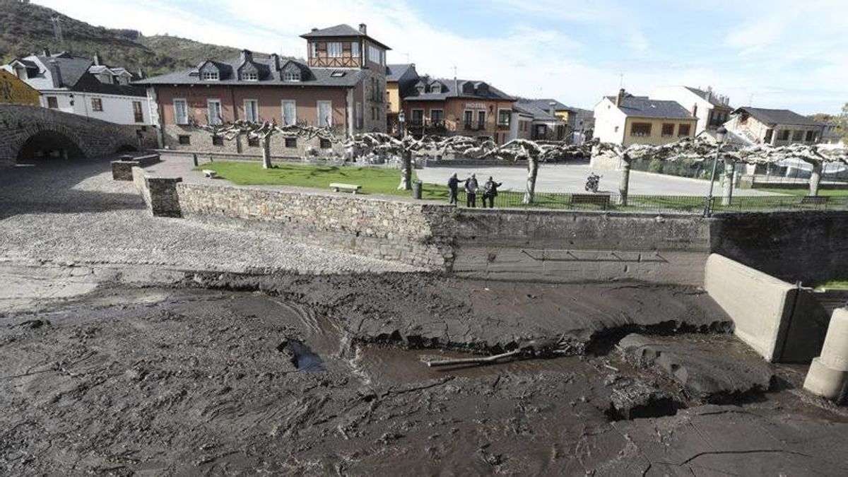 Un lodazal, debido a las cenizas de los incendios forestales, es el cauce del río Meruelo a su paso por Molinaseca.