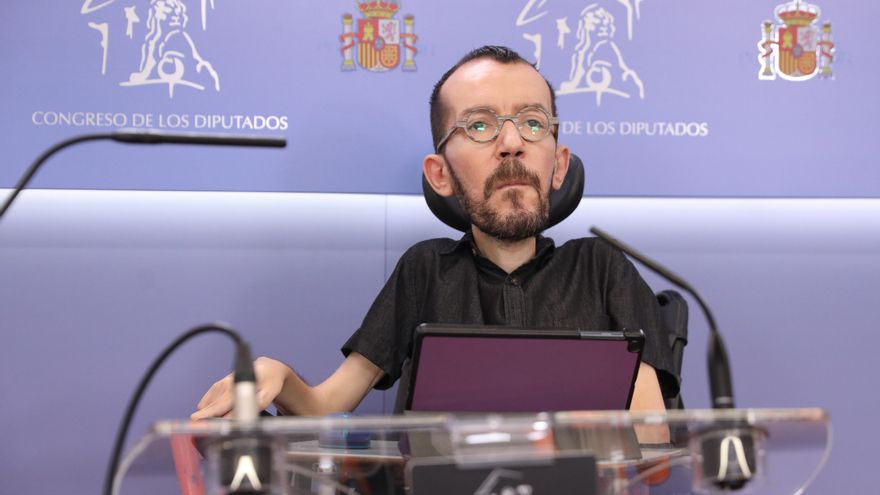 El portavoz de Unidas Podemos, Pablo Echenique, a su llegada a una rueda de prensa previa a una reunión de la Junta de Portavoces, en el Congreso de los Diputados, a 15 de febrero de 2022, en Madrid (España).