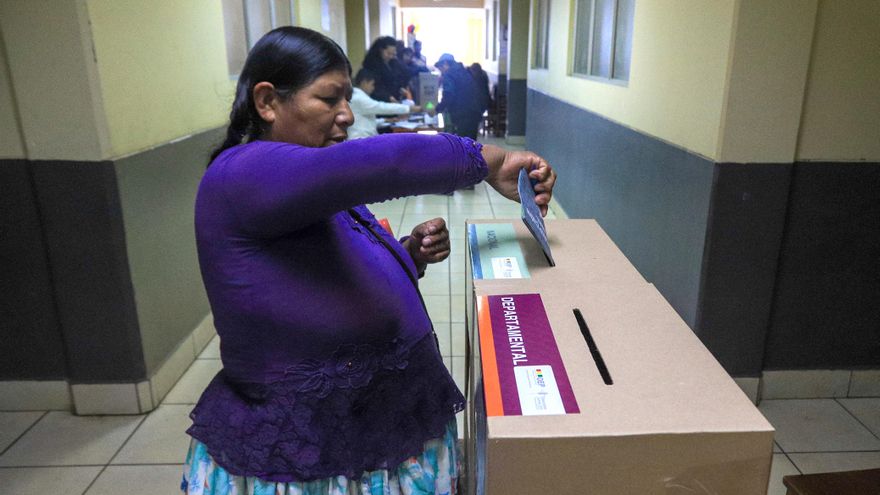 El voto blanco y nulo crece en las encuestas en Bolivia y supera a los candidatos punteros
