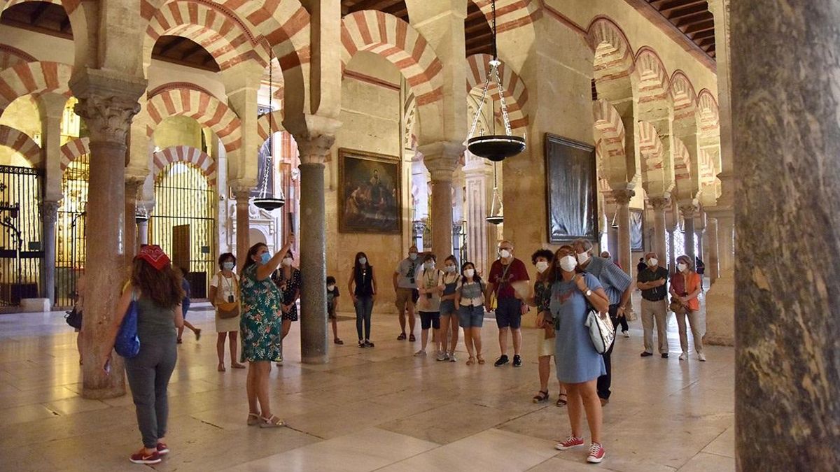 Un grupo de turistas en la Mezquita-Catedral de Córdoba, en una imagen de archivo.