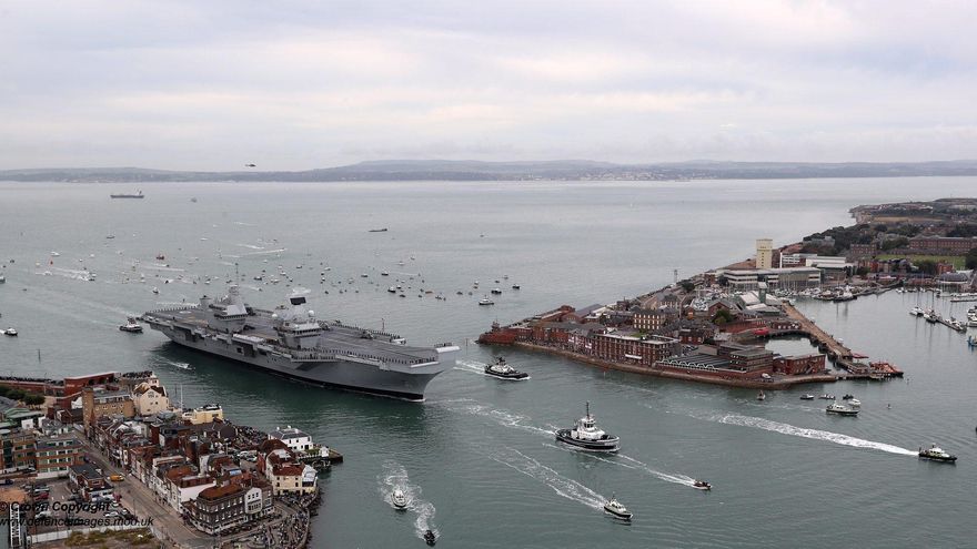 El portaaviones HMS Queen Elizabeth entra en el puerto de Portsmouth en 2017.