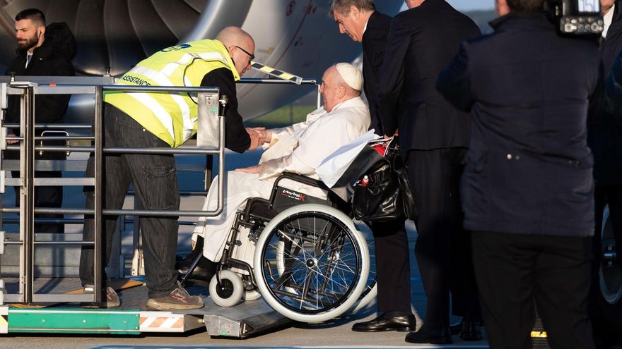 El papa Francisco accede en el aeropuerto de Roma al avión que le trasladará a la República Democrática del Congo en un viaje que también le llevará a Sudán del Sur.