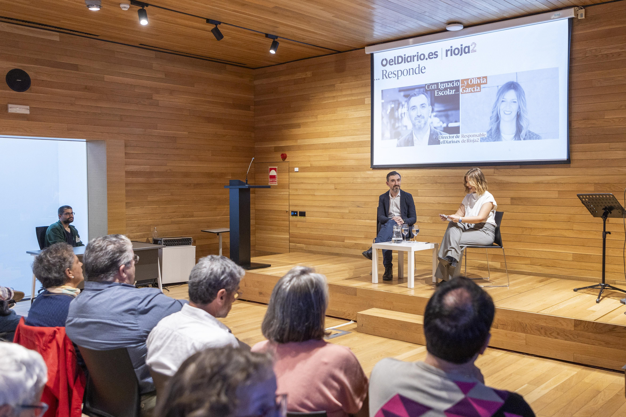 El director de elDiario, Ignacio Escolar, y la responsable de Rioja2, Olivia García, condujeron el encuentro con los socios y socias
