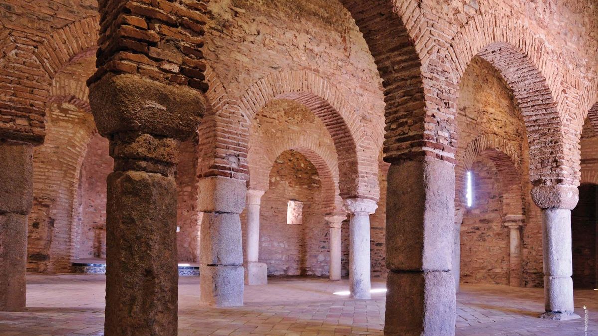 La atmósfera que se respira entre sus muros transporta al visitante a una época de esplendor califal y profundo mestizaje cultural