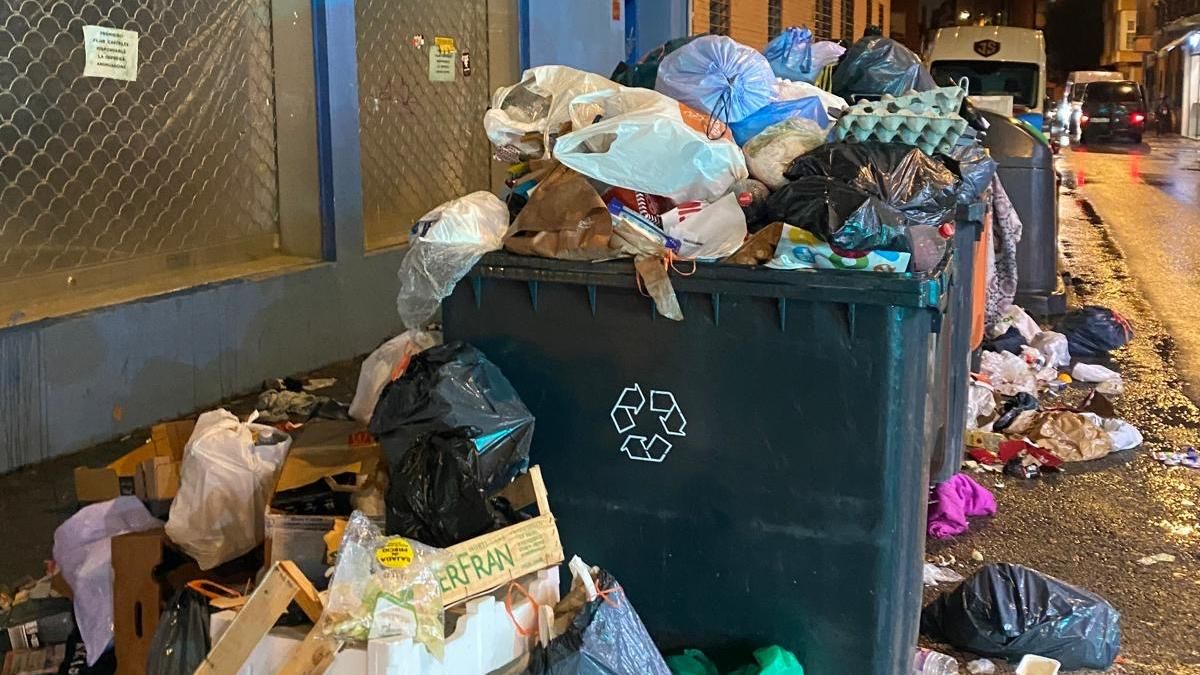 Contenedores rebosando basura la calle Puerto Alto