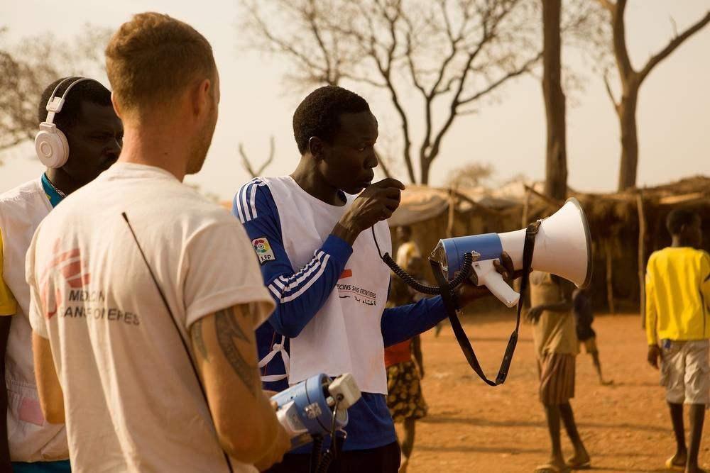 También hay “movilizadores”, que son los trabajadores comunitarios de salud que ayudan a MSF en la  promoción de la salud, la detención de los brotes, las derivaciones a los distintos hospitales, y el seguimiento  de aquellos  pacientes que no cumplen o no llevan a cabo adecuadamente el tratamiento de la tuberculosis. Durante la campaña recorren el campo para asegurarse de que ningún niño se queda sin vacunar. Fotógrafa Karin Ekholm/MSF