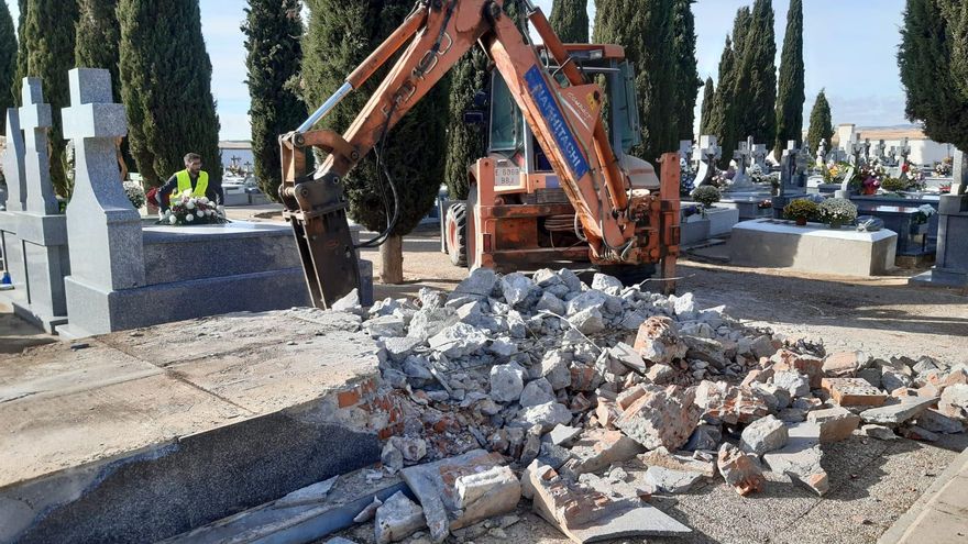 Retirada del memorial para poder excavar en la fosa común