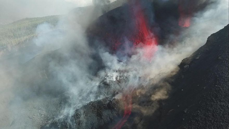 El volcán de La Palma mantiene cuatro centros emisores y dos coladas que ralentizan su velocidad