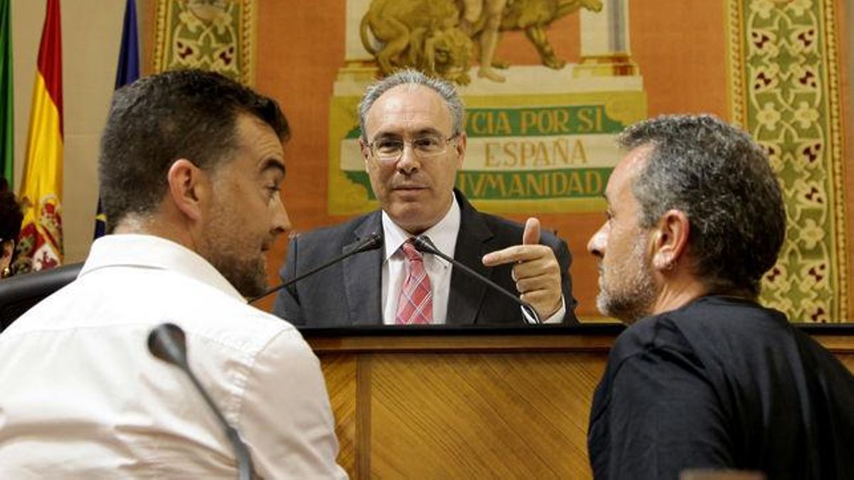 José Antonio Castro y Antonio Maíllo hablan con Juan Pablo Durán.