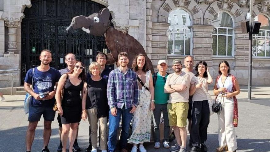 Una rata gigante en el Ayuntamiento de Santander llama a la movilización contra la suciedad de las calles de la ciudad