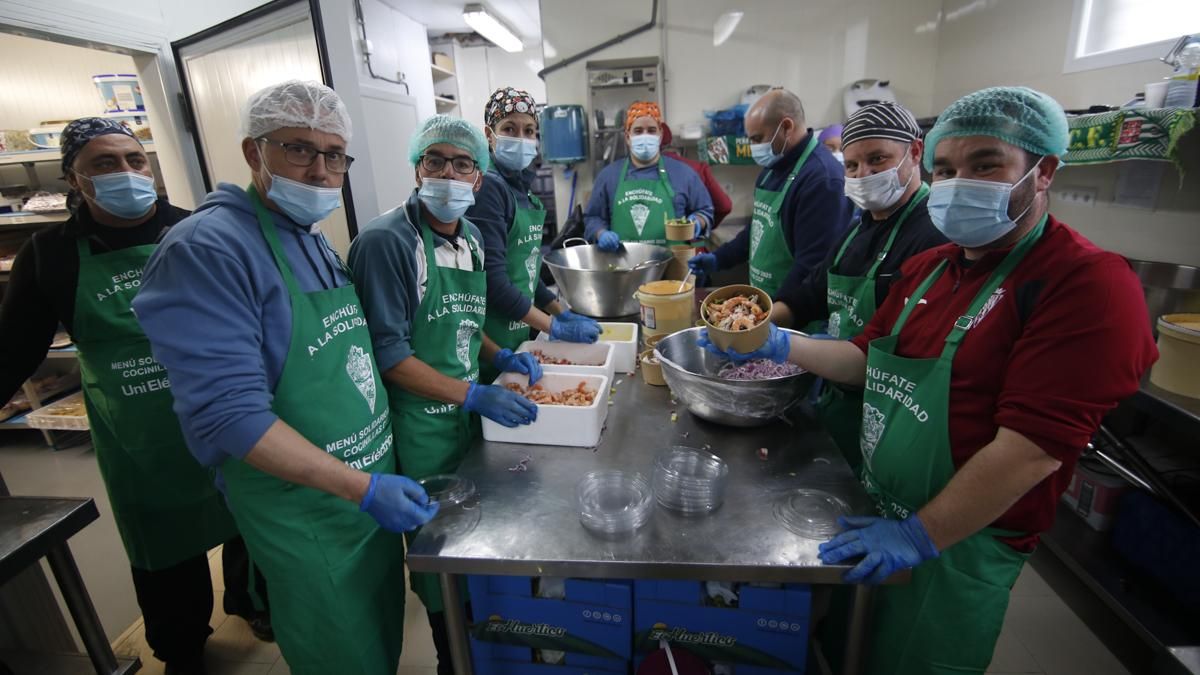 Preparación de los menús solidarios de Cocinillas CCF