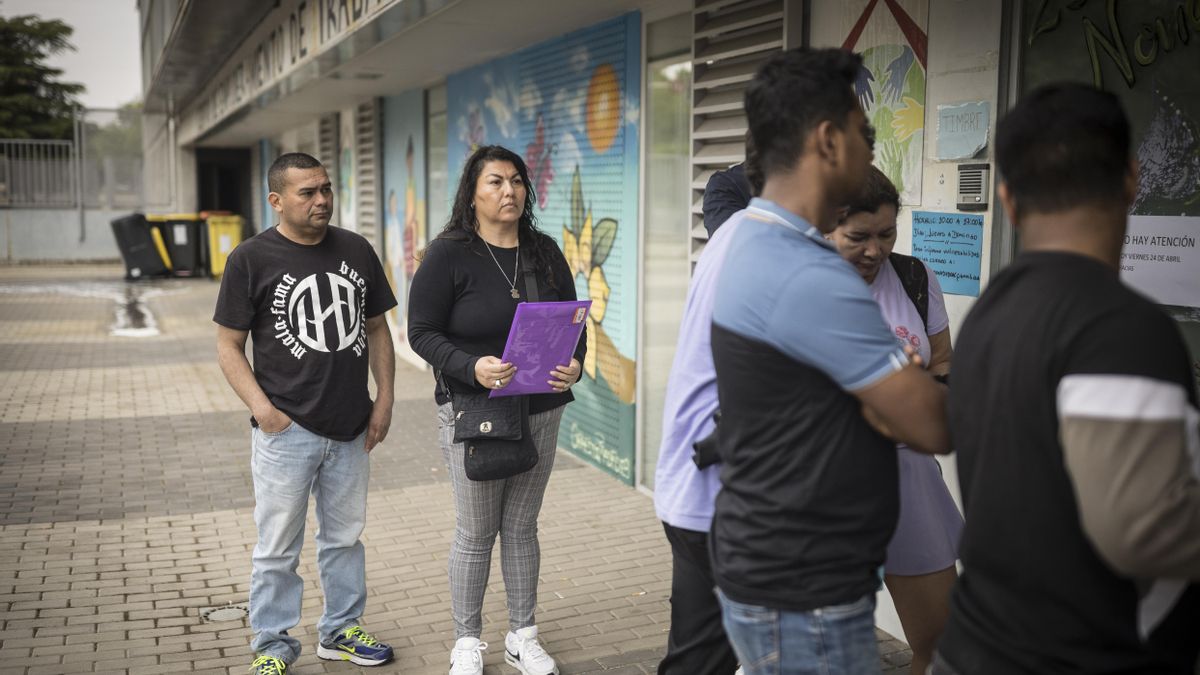 Emma y Guillermo esperan para entrar en Sedoac para intentar validar su certificado de vulnerabilidad