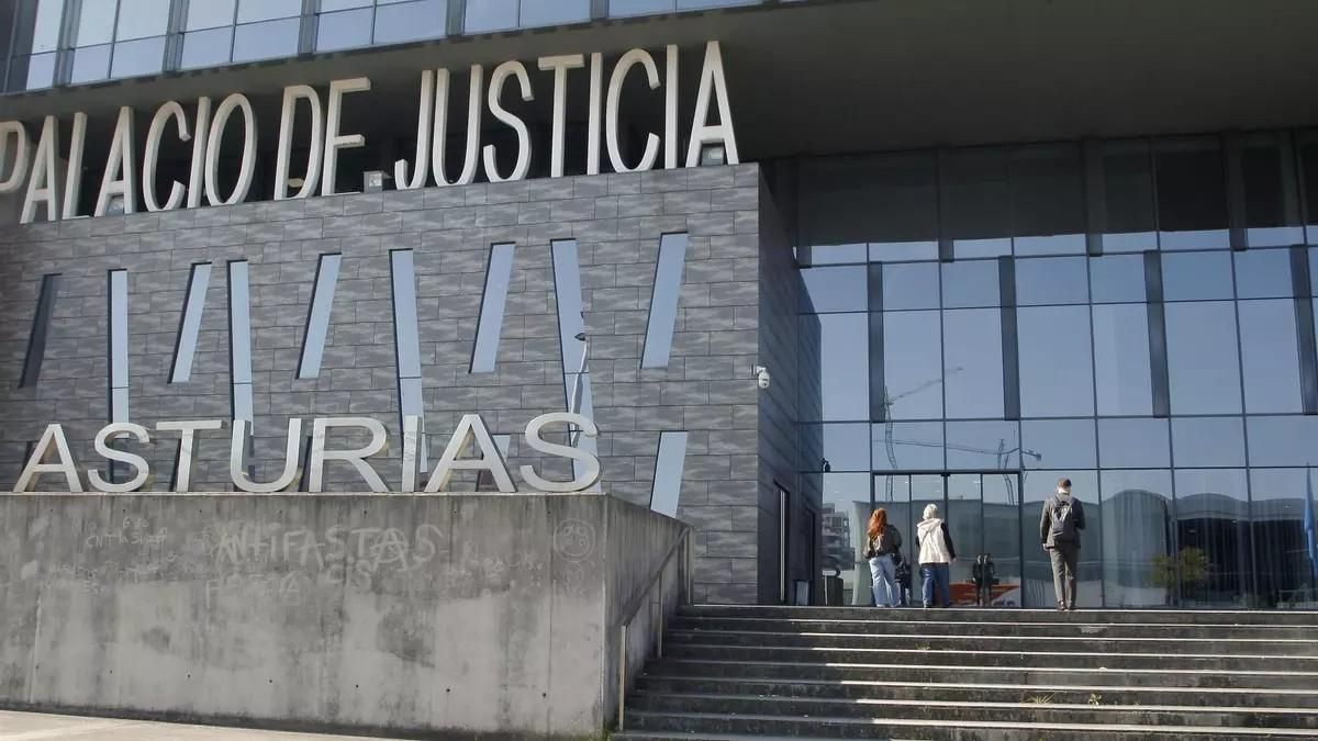 Golpes a escobazos, baños de agua fría y en ayunas: la Fiscalía de Asturias pide cárcel para unos padres por maltrato