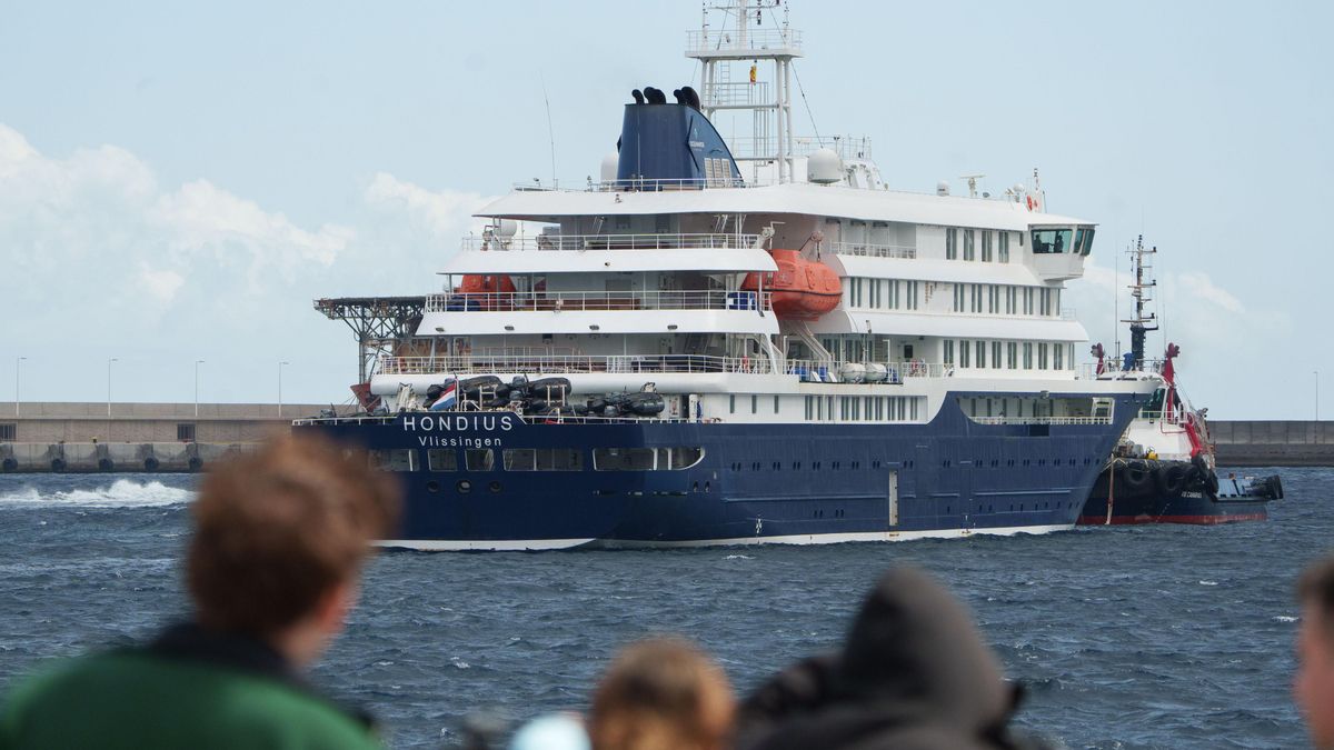 El crucero MV Hondius, afectado por varios casos de hantavirus, fondeado en el puerto de Granadilla de Abona (Tenerife).