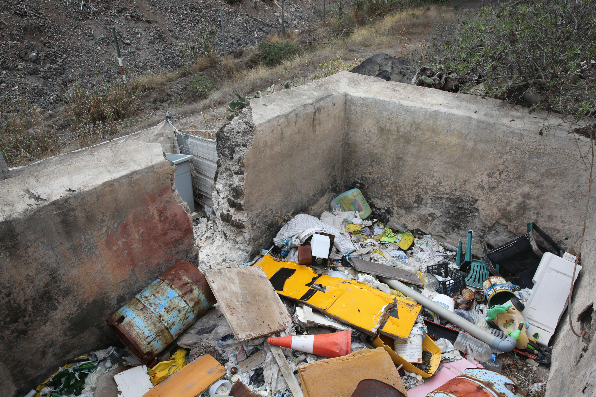 Basura en un depósito de la finca. (ALEJANDRO RAMOS)