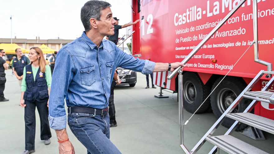 El presidente del Gobierno, Pedro Sánchez, durante una visita al Puesto de Mando Avanzado por el incendio de La Mierla, a 22 de julio.