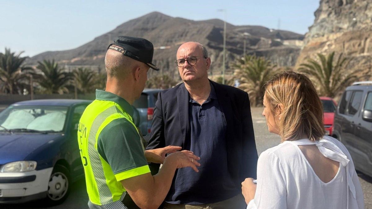 El delegado del Gobierno en Canarias, Anselmo Pestana, con la directora provincial de la Dirección General de Tráfico (DGT) del Ministerio del Interior en Las Palmas, Eva Canitrot, en la presentación de la campaña de la DGT.