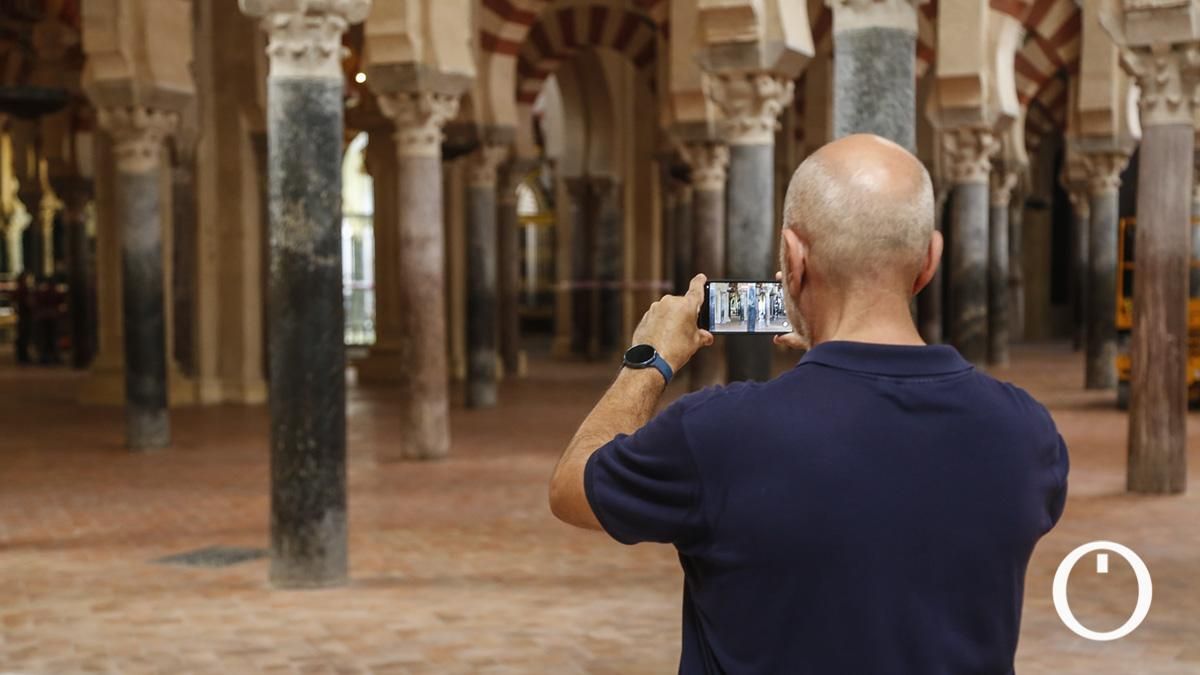 Turistas de acercan a ver la zona incendiada de la Mezquita-Catedral