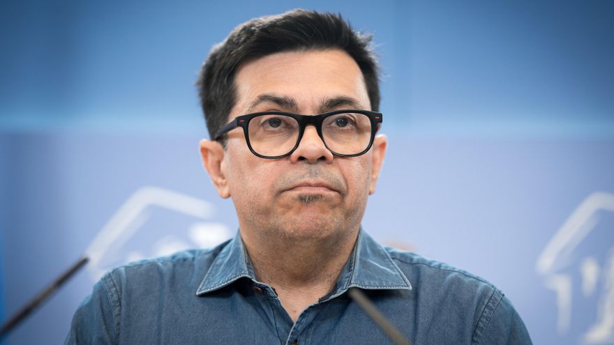 Archivo - El portavoz de los Comuns y secretario primero de la Mesa del Congreso, Gerardo Pisarello, durante una rueda de prensa en el Congreso de los Diputados.