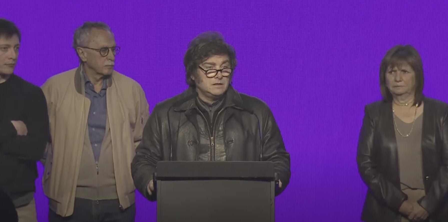 Milei en su discurso, secundado por Santiago Caputo (a su derecha), Mario Lugones y Patricia Bullrich.