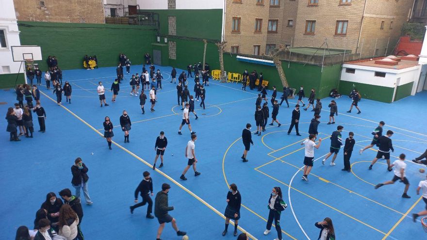 Euskadi se aviene a retirar las mascarillas en los patios de los colegios desde este viernes