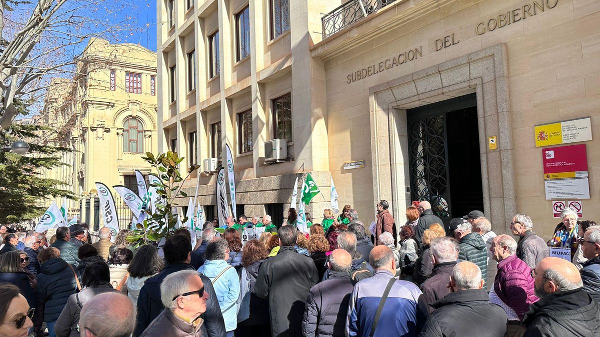 Movilización de CSIF en la Subdelegación del Gobierno de España de Albacete para exigir medidas que pongan fin a la "crisis" en el servicio sanitario de MUFACE para los funcionarios. Son 54.000 en Castilla-La Mancha