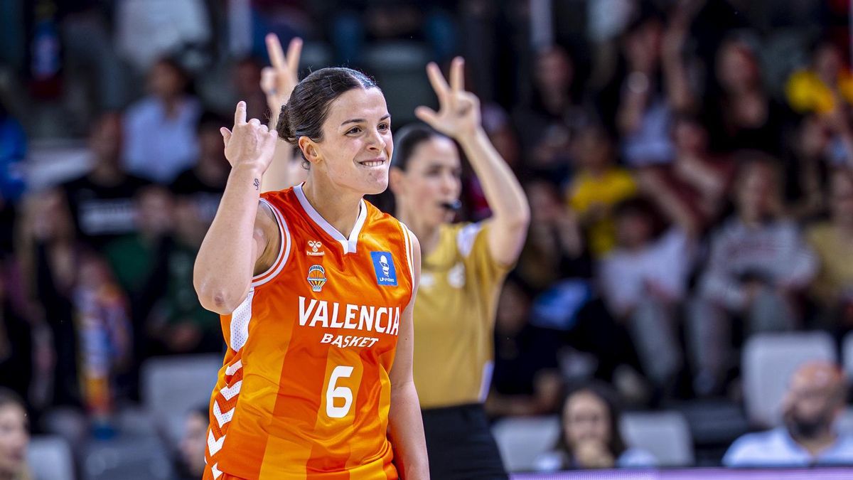 Elena Buenavida celebra un triple anotado en la final entre Valencia Basket y Hozono Global Jairis.