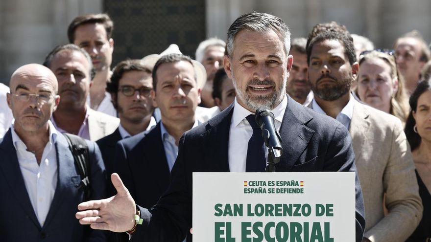 El presidente de Vox, Santiago Abascal, atiende a los medios de comunicación tras la reunión del Comité Ejecutivo Nacional que la formación ha celebrado en San Lorenzo de El Escorial (Madrid). EFE/ Sergio Pérez