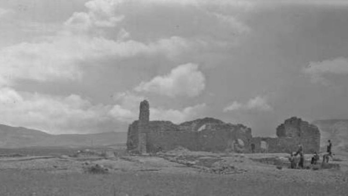 Imágenes de las excavaciones en el yacimiento visigodo de Recópolis en Zorita de los Canes (Guadalajara), entre 1944 y 1945. El sistema de excavación fue el de trincheras