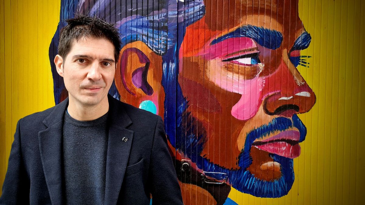 Paco Cerdà, junto a un diseño callejero.