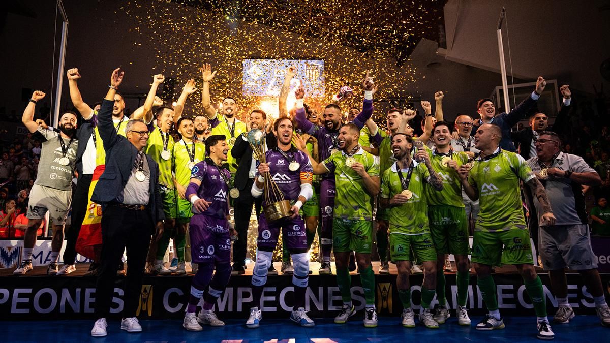 Carlos Barrón levanta la tercera Intercontinental del Palma Futsal.