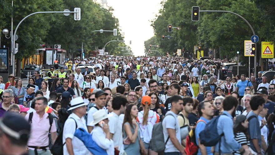 Una multitud de personas se encuentra ya en Plaza Colón desde primera hora de la mañana, antes de que el papa Leo XIV presida la misa de Corpus Christi en la Plaza de Cibeles, este domingo en Madrid.