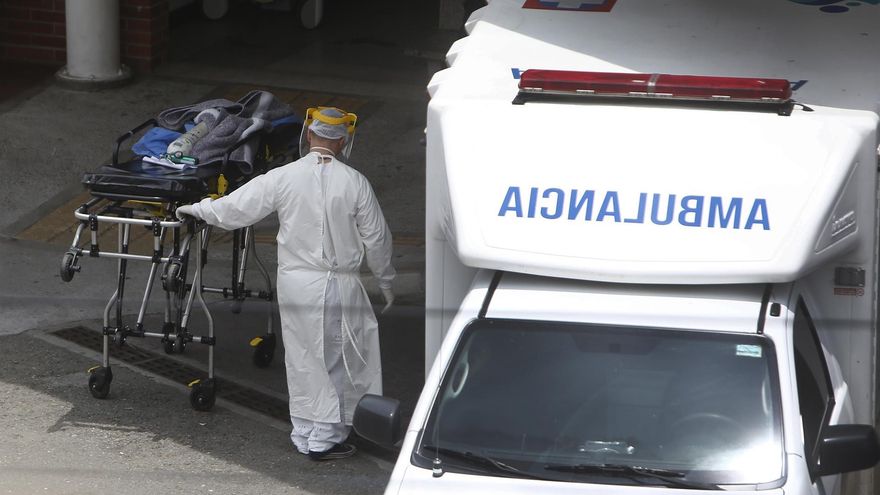 Personal sanitario se prepara para transportar un paciente de covid-19 en el Hospital General de Medellín (Colombia).