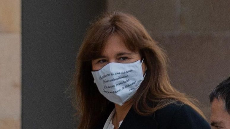 La candidata de Junts, Laura Borràs (c), a su llegada al Auditorio del Parlament de Catalunya.