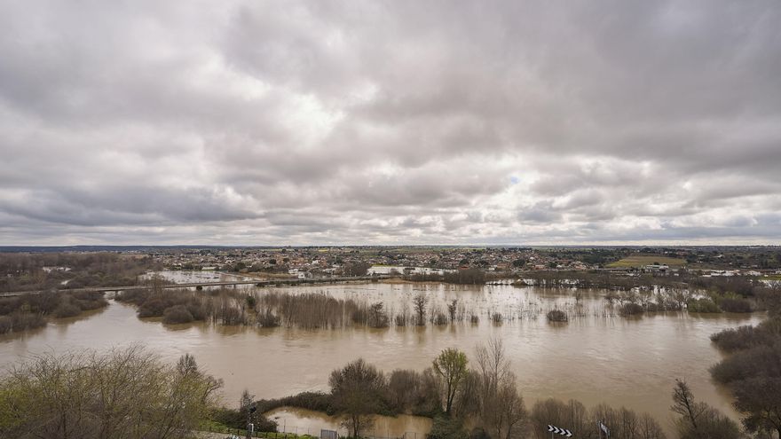 La crecida del río Alberche en Toledo incomunica una ruta escolar con una urbanización de Cardiel de los Montes
