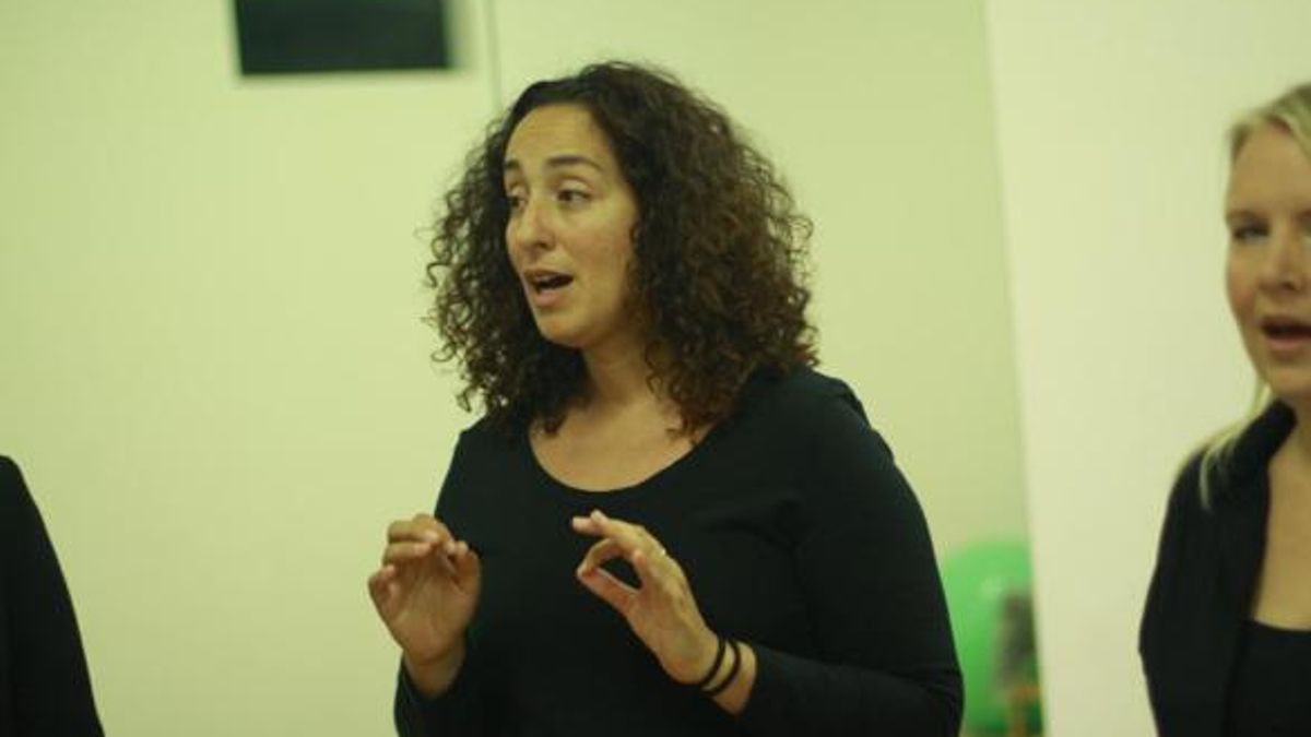 Olga Ney, en clase con algunas de sus alumnas