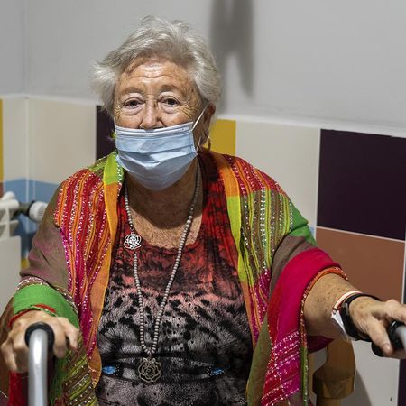 Emilia en la sala de visitas de su residencia.