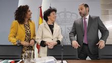 La portavoz del Gobierno, junto a los ministros de Fomento y Hacienda.
