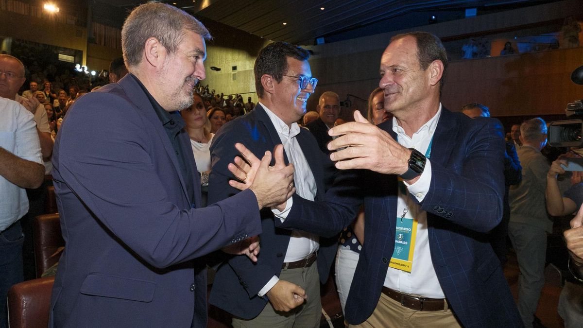 El ya presidente de Municipalistas Primero Canarias, Óscar Hernández, saluda al presidente del Gobierno de Canarias, Fernando Clavijo, durante la clausura del congreso fundacional de este nuevo partido de las islas este sábado, en Las Palmas de Gran Canaria. EFE/ Ángel Medina G.