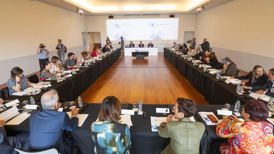 Pradales activa la mesa para "transformar Osakidetza" y recuperar la "excelencia" entre el escepticismo de los participantes