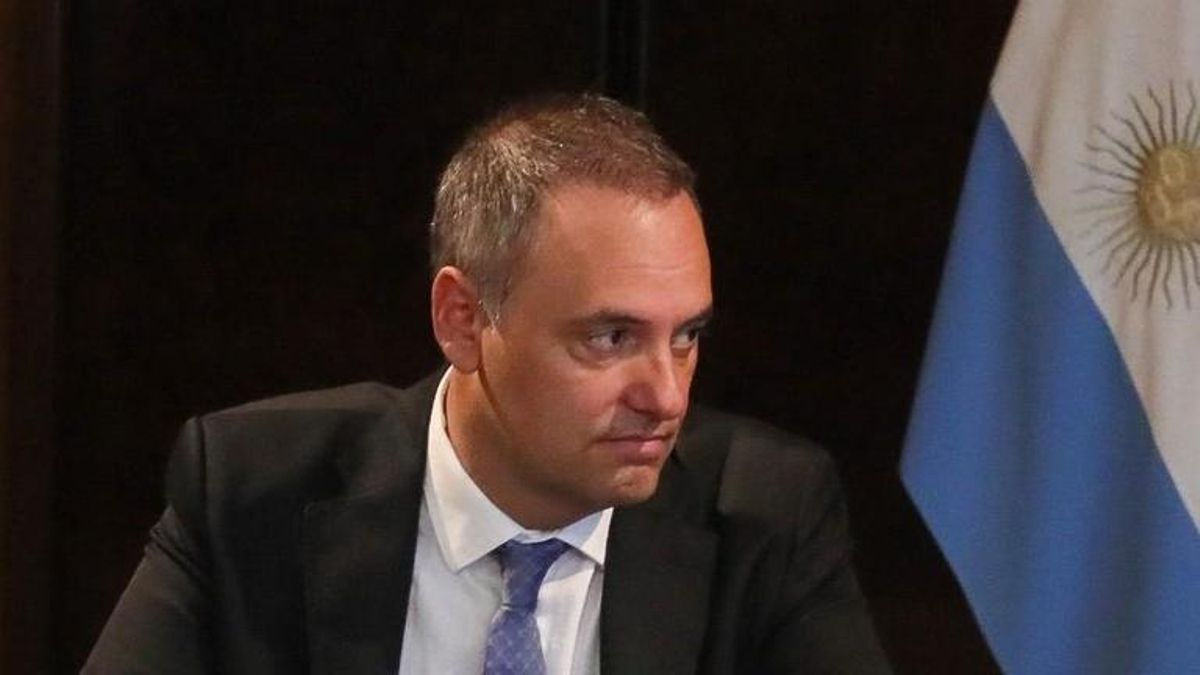 Manuel Adorni renunció también al directorio de YPF