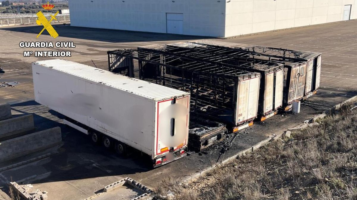 Estado de varios de los remolques incendiados en una empresa de Pedrola (Zaragoza).
