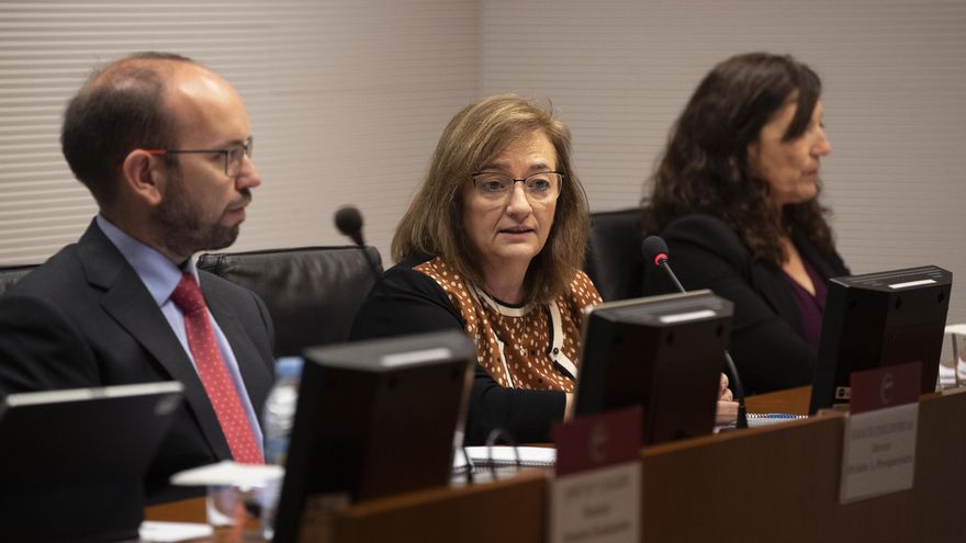 La presidenta de la Autoridad Independiente de Responsabilidad Fiscal (AIReF), Cristina Herrero, acompañada por Ignacio Fernández Huertas y Esther Gordo (d), durante la presentación de una opinión de la institución sobre la sostenibilidad de las administraciones públicas a largo plazo, este viernes en Madrid. EFE/J.P. Gandul