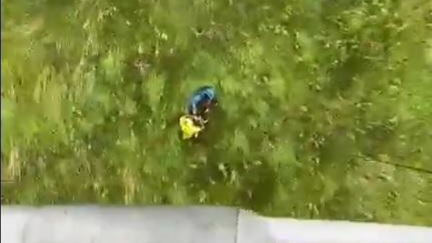 Rescate de un hombre y su perro en la zona de praderas de Ruyemas en Vega de Pas