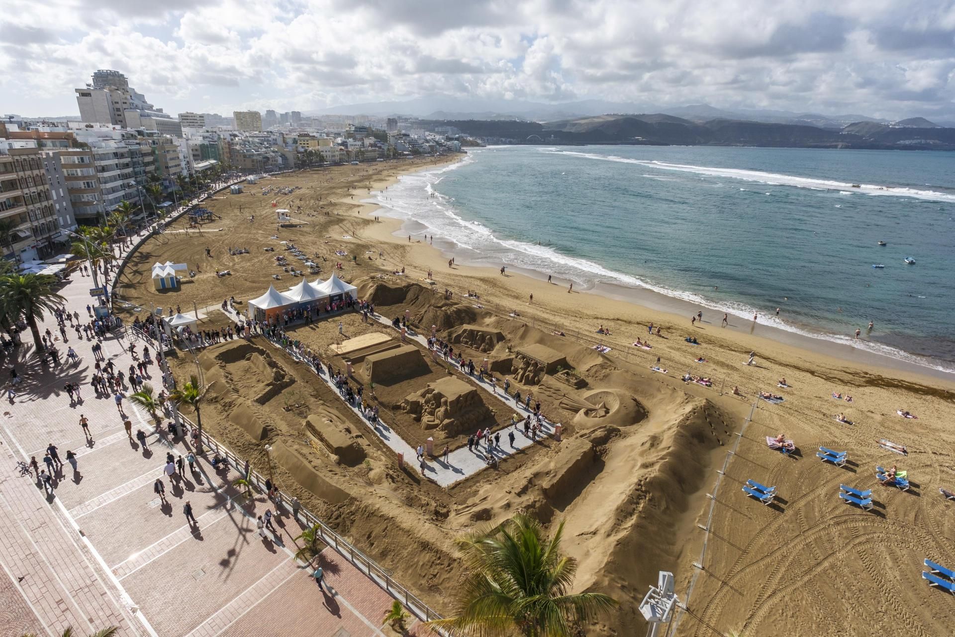 Representantes del Cabildo de Gran Canaria, del Ayuntamiento de Las Palmas de Gran Canaria y del Gobierno de Canarias han inaugurado este lunes el Belén de Arena de la playa de Las Canteras. En la imagen, una vista general de la playa.