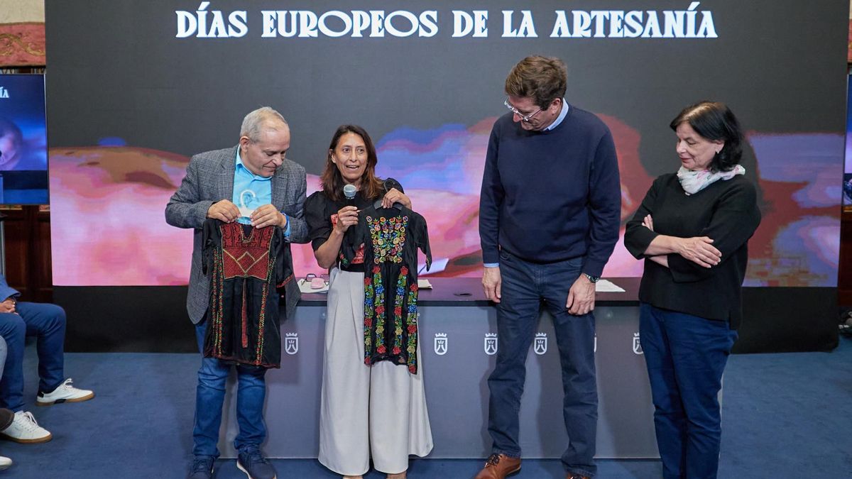 Donadas a Tenerife dos prendas infantiles de indumentaria tradicional de Palestina
