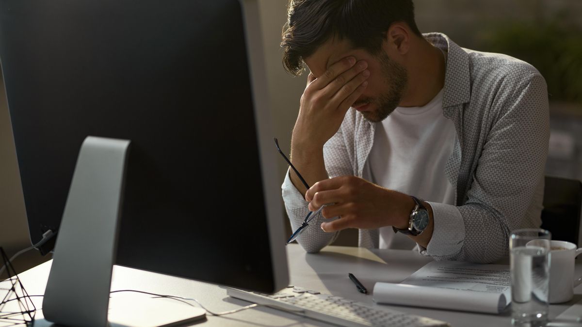 Mala organización, sobrecarga o falta de transparencia: los riesgos laborales para la salud mental, según una experta