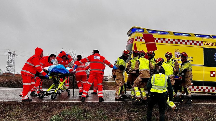 Un accidente entre dos turismos que acabaron volcados en Cazanuecos provoca seis heridos