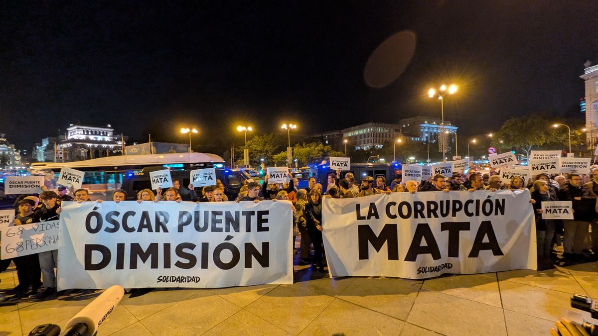Concentración de Solidaridad, secundada por miembros de Vox, en la plaza de Cibeles frente al minuto de silencio