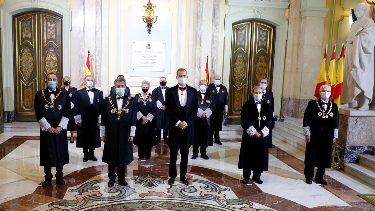 El rey Felipe VI (c) y el presidente del Consejo General del Poder Judicial (CGPJ), Carlos Lesmes (2-i), posan antes de inaugurar el año judicial en una ceremonia celebrada este lunes en el Salón de Plenos del Tribunal Supremo, en Madrid.